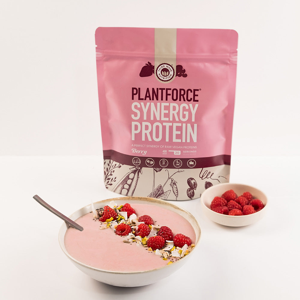 Plantforce Synergy Protein Bær | 400 gr fra Plantforce på Mecindo.dk