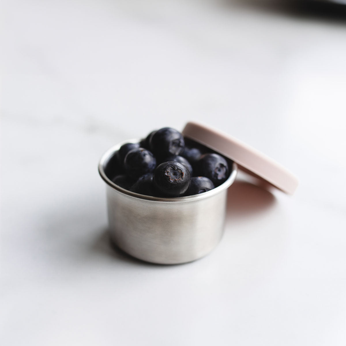 AYA&IDA Snack Container | Dark Grey/soft Rose fra AYA&IDA på Mecindo.dk