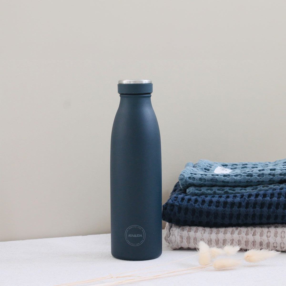 AYA&IDA Drinking Bottle 500ml | Navy Blue fra AYA&IDA på Mecindo.dk