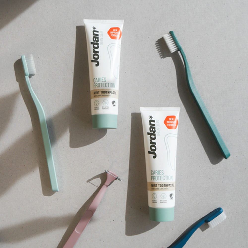 Jordan Green Clean Tandbørste Medium Ass. Farver fra Jordan på Mecindo.dk
