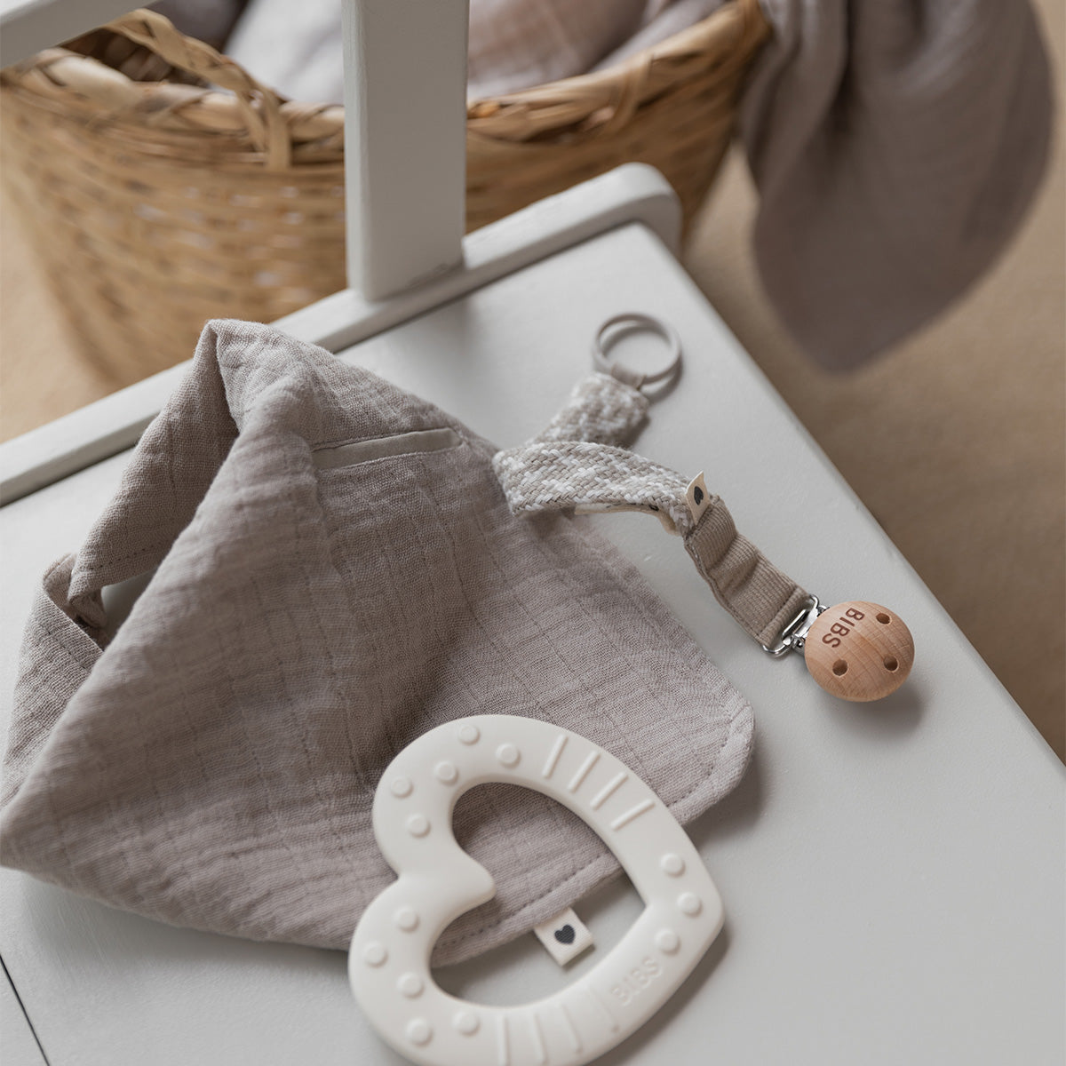 BIBS Pacifier Clip Braided Sand/Ivory fra BIBS på Mecindo.dk