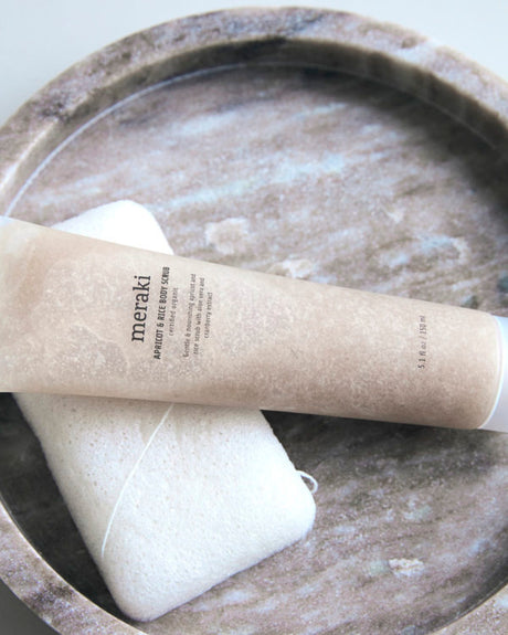 Meraki Apricot And Rice Body Scrub  | 150 ml fra Meraki på Mecindo.dk