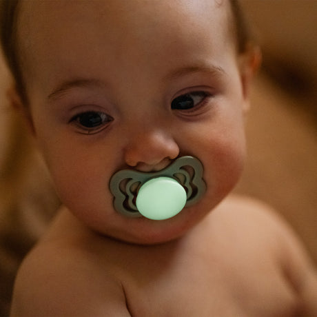 BIBS Supreme Silicone Size 2 Sage GLOW/Cloud GLOW fra BIBS på Mecindo.dk