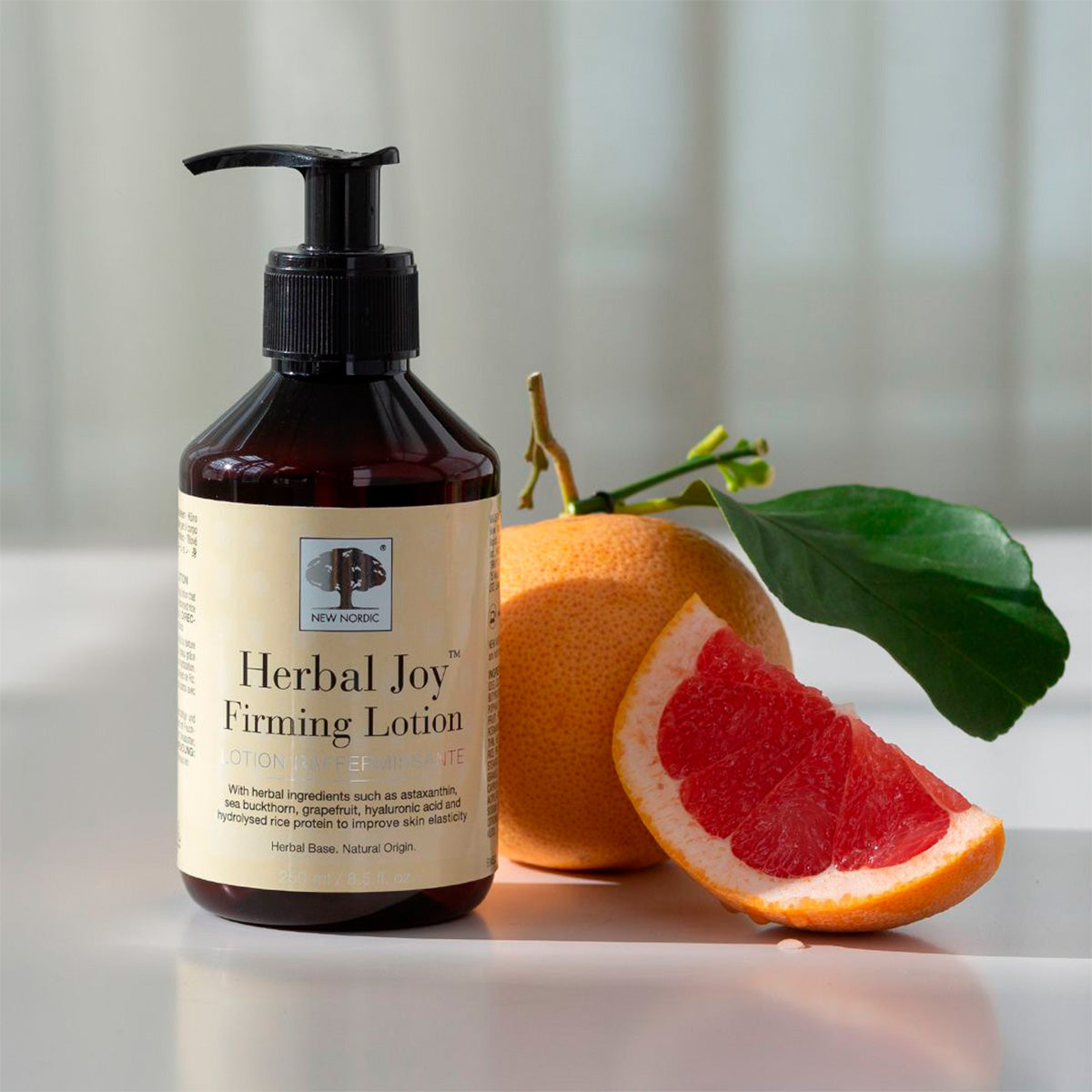 New Nordic Herbal Joy Firming Lotion | 250 ml fra New Nordic på Mecindo.dk