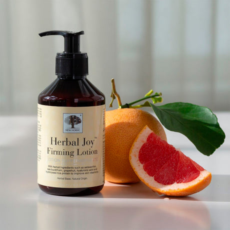 New Nordic Herbal Joy Firming Lotion | 250 ml fra New Nordic på Mecindo.dk