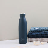 AYA&IDA Drinking Bottle 500ml | Navy Blue fra AYA&IDA på Mecindo.dk